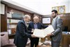 بانک‌پاسارگاد،کتاب نفیس قرآن‌طباخ را‌ به استانداری هرمزگان و دانشکده ادبیات دانشگاه تهران اهدا کرد