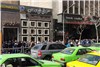 صف‌های طولانی خرید دلار در فردوسی و چهار راه استانبول+عکس